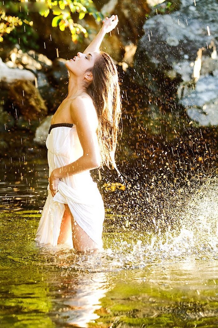 Marie Avgeropoulos in Cano