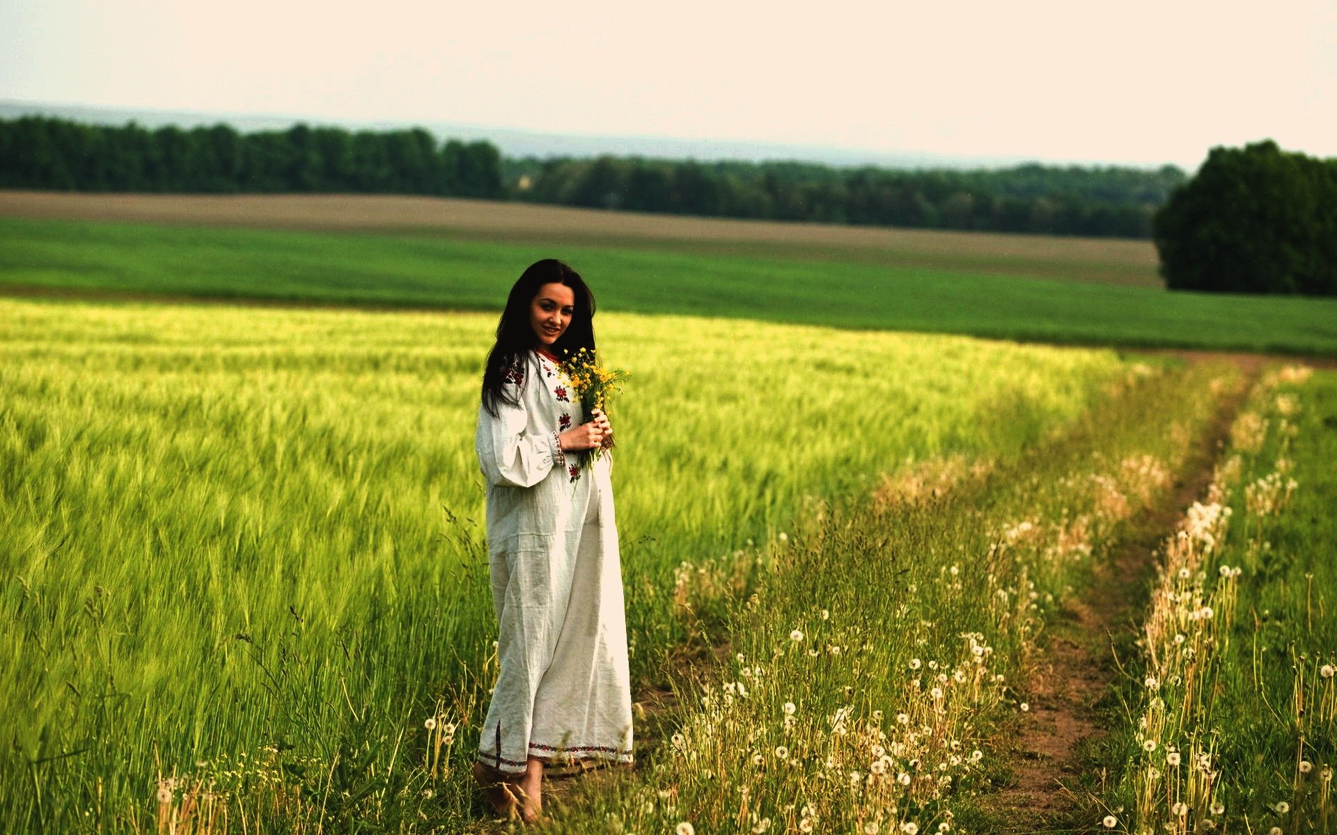 Women in Slavic costumes in Cano
