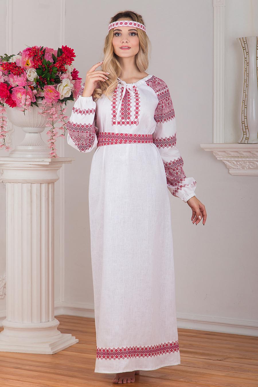 Women in Slavic costumes in Cano