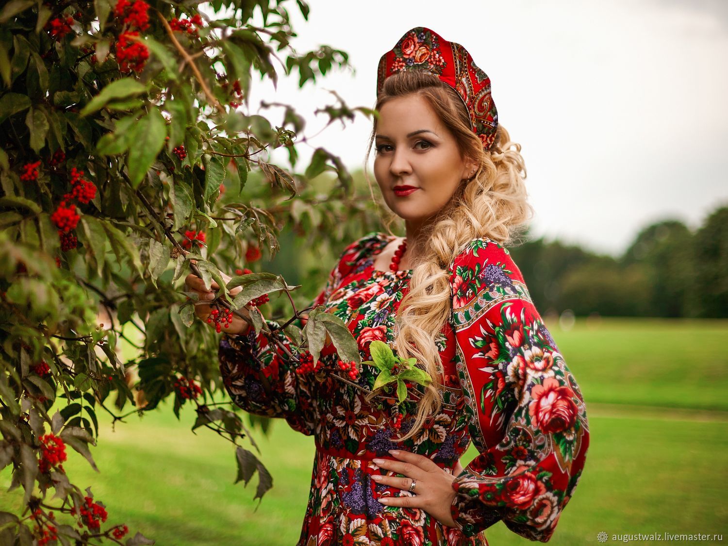 Women in Slavic costumes in Cano