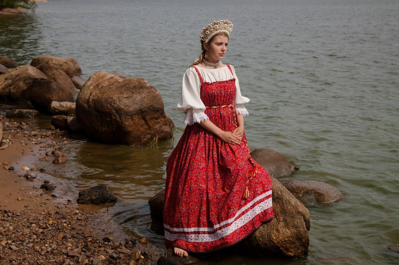 Women in Slavic costumes in Cano