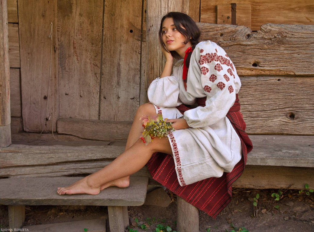 Women in Slavic costumes in Cano