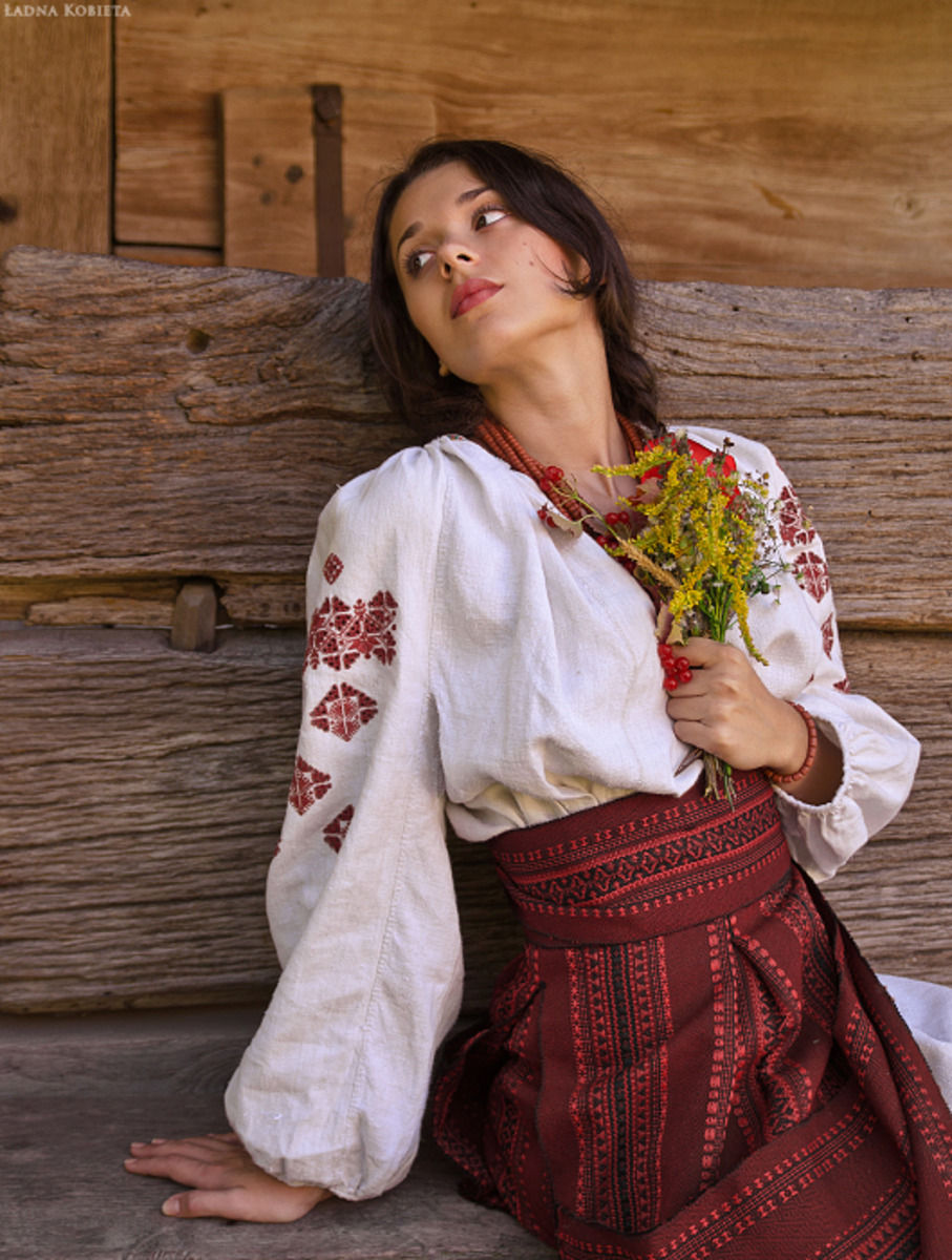 Girls in Slavic costumes in Cano