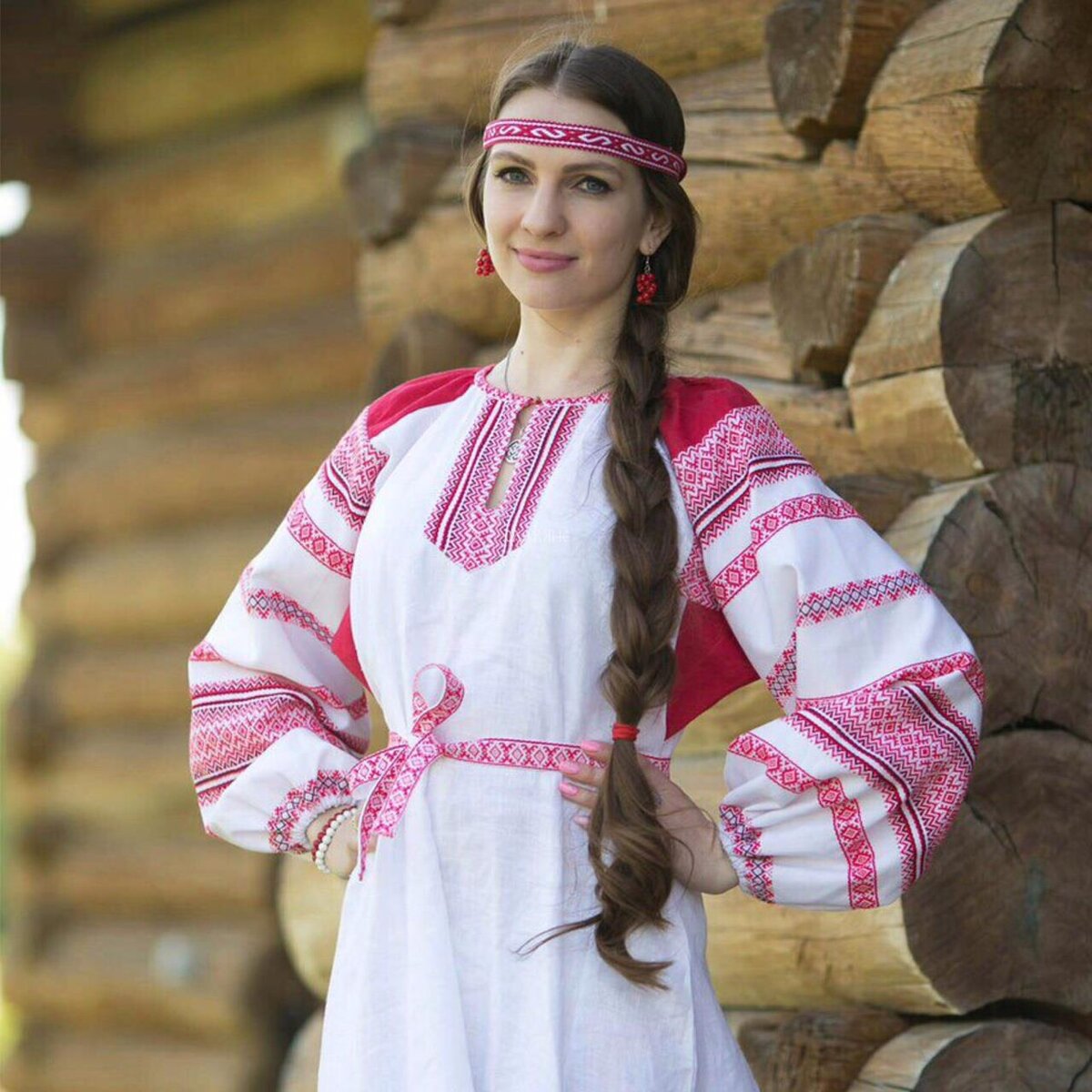 Girls in Slavic costumes in Cano