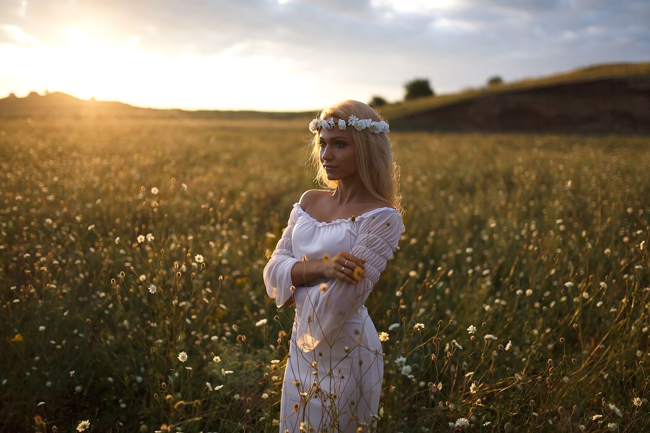 Girls in Slavic costumes in Cano