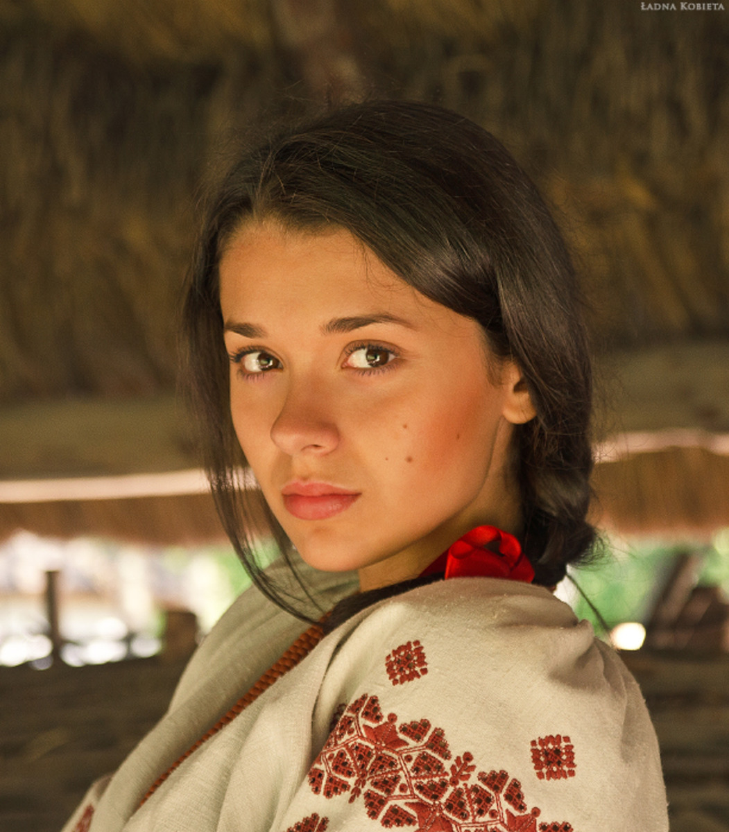 Girls in Slavic costumes in Cano