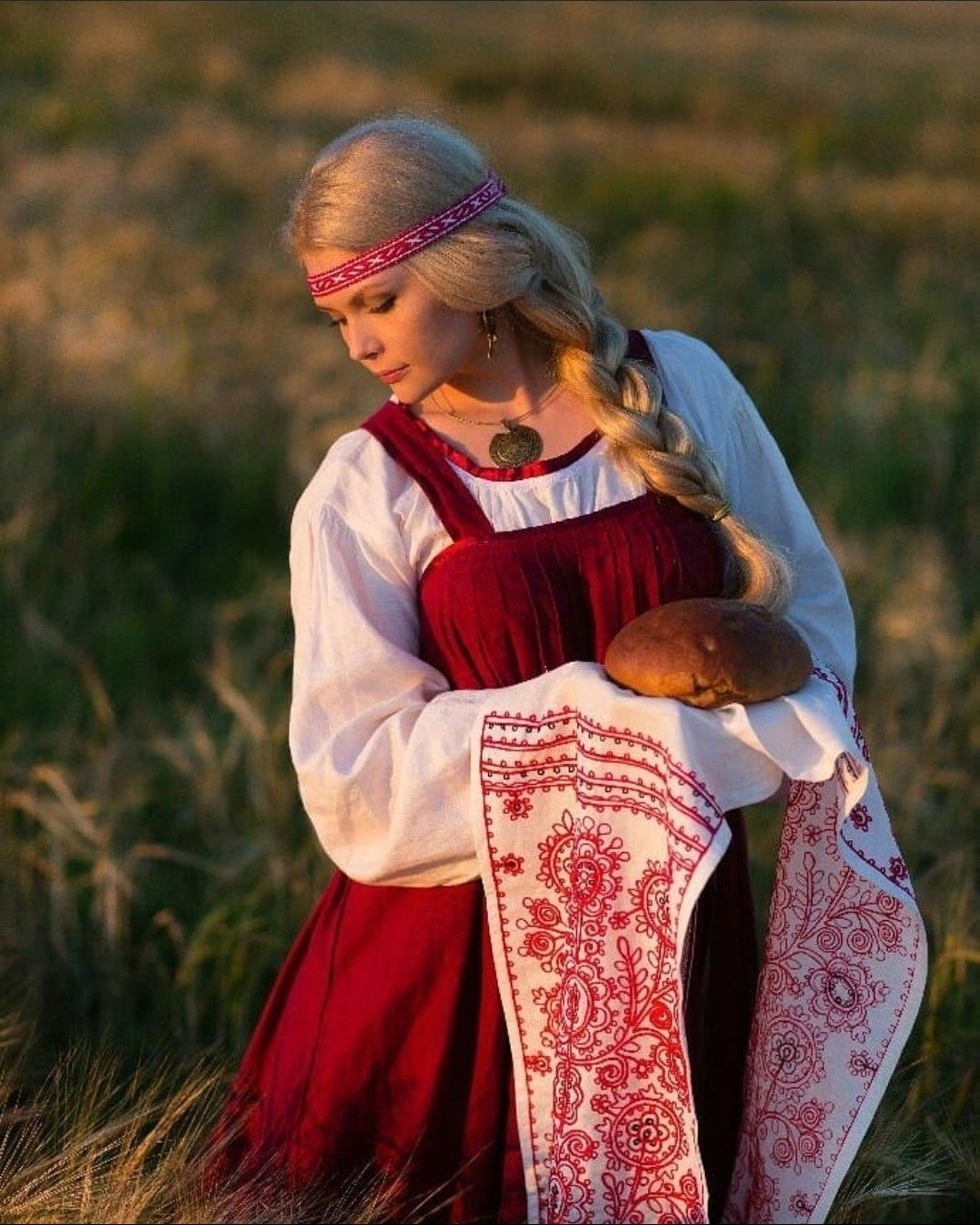 Girls in Slavic costumes in Cano