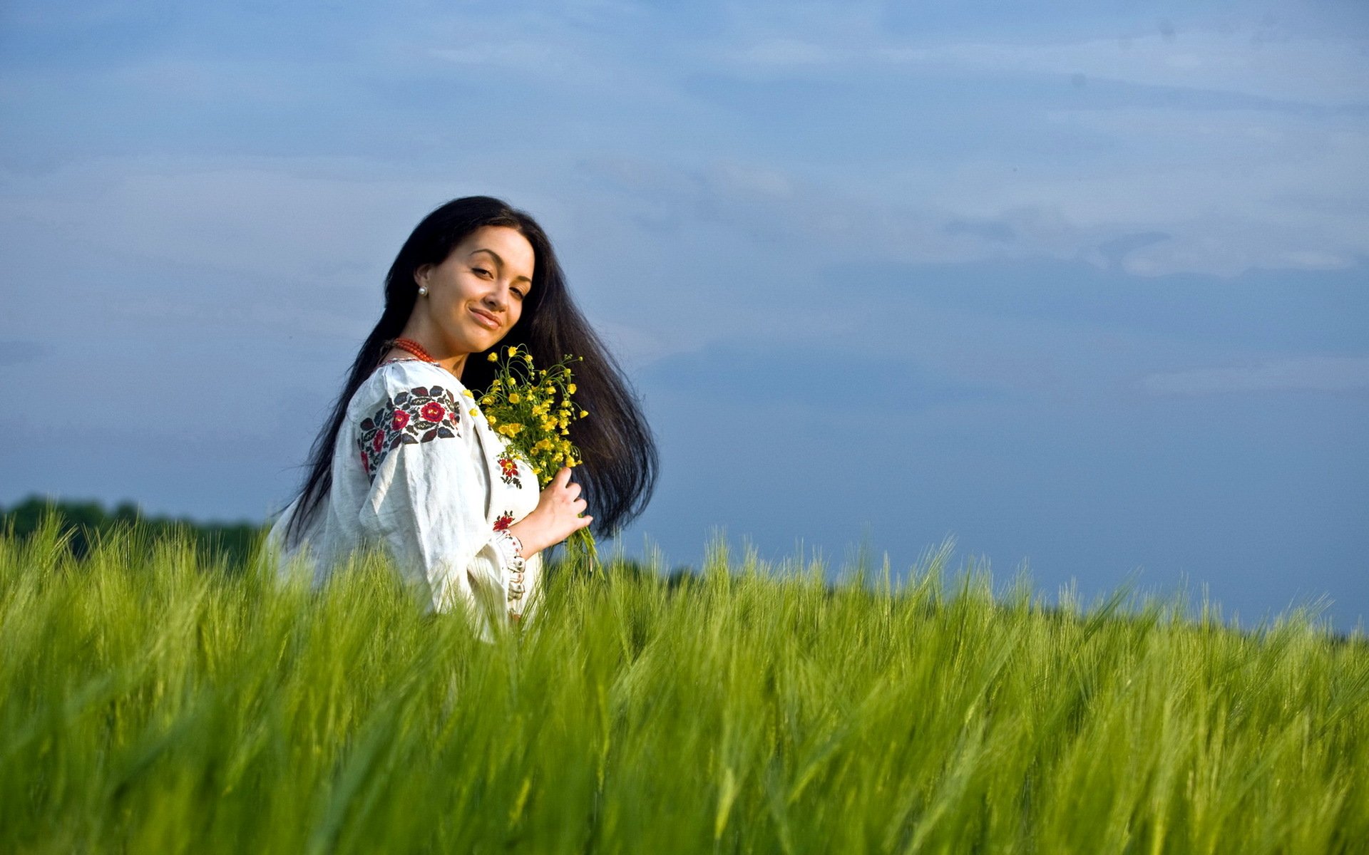 Girls in Slavic costumes in Cano