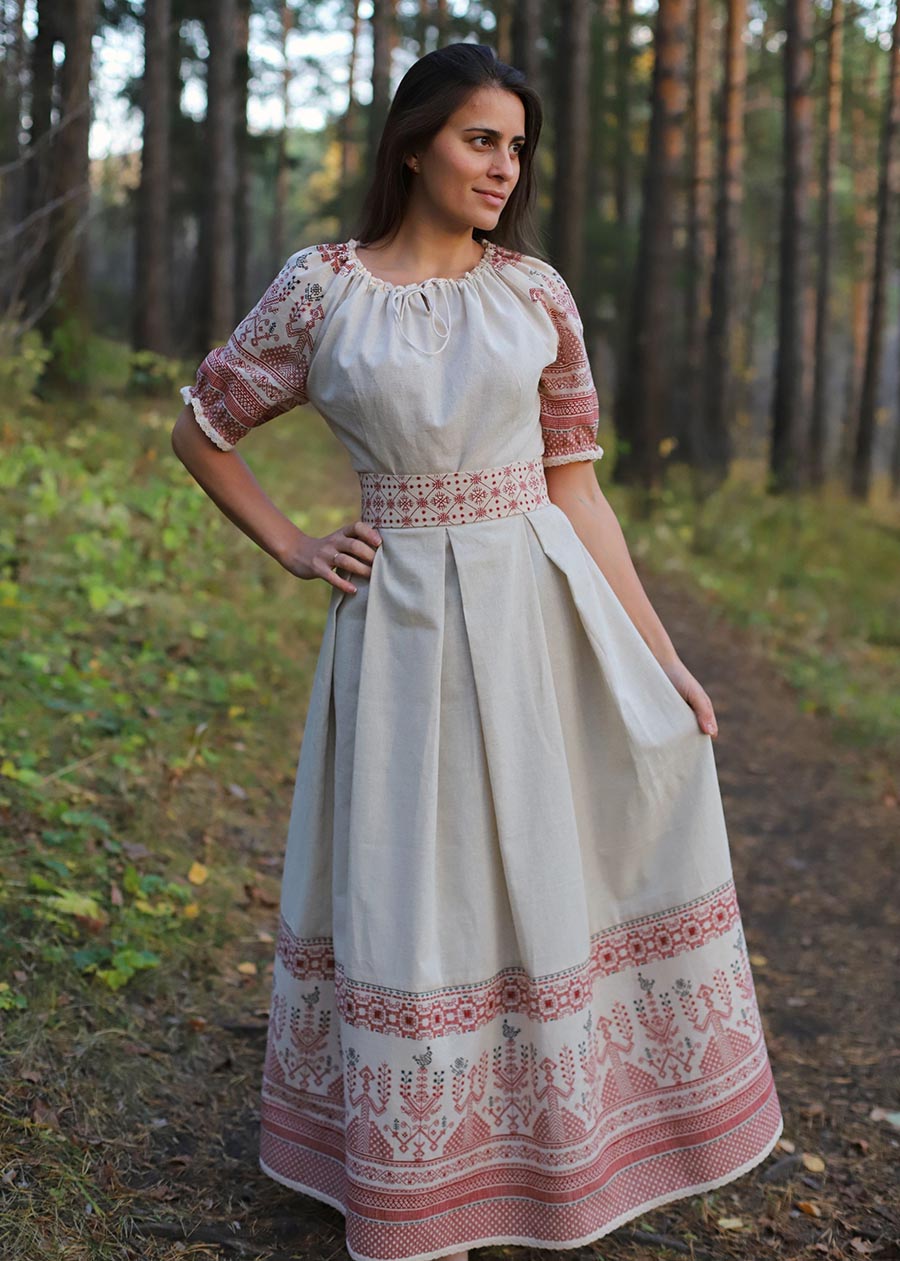 Girls in Slavic costumes in Cano