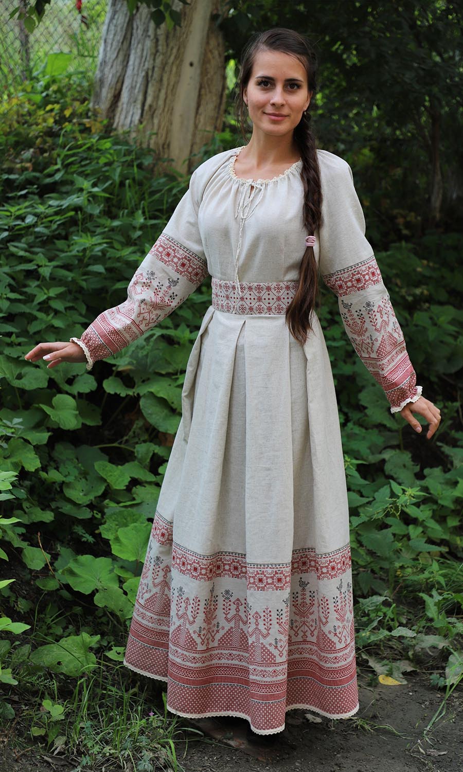 Girls in Slavic costumes in Cano