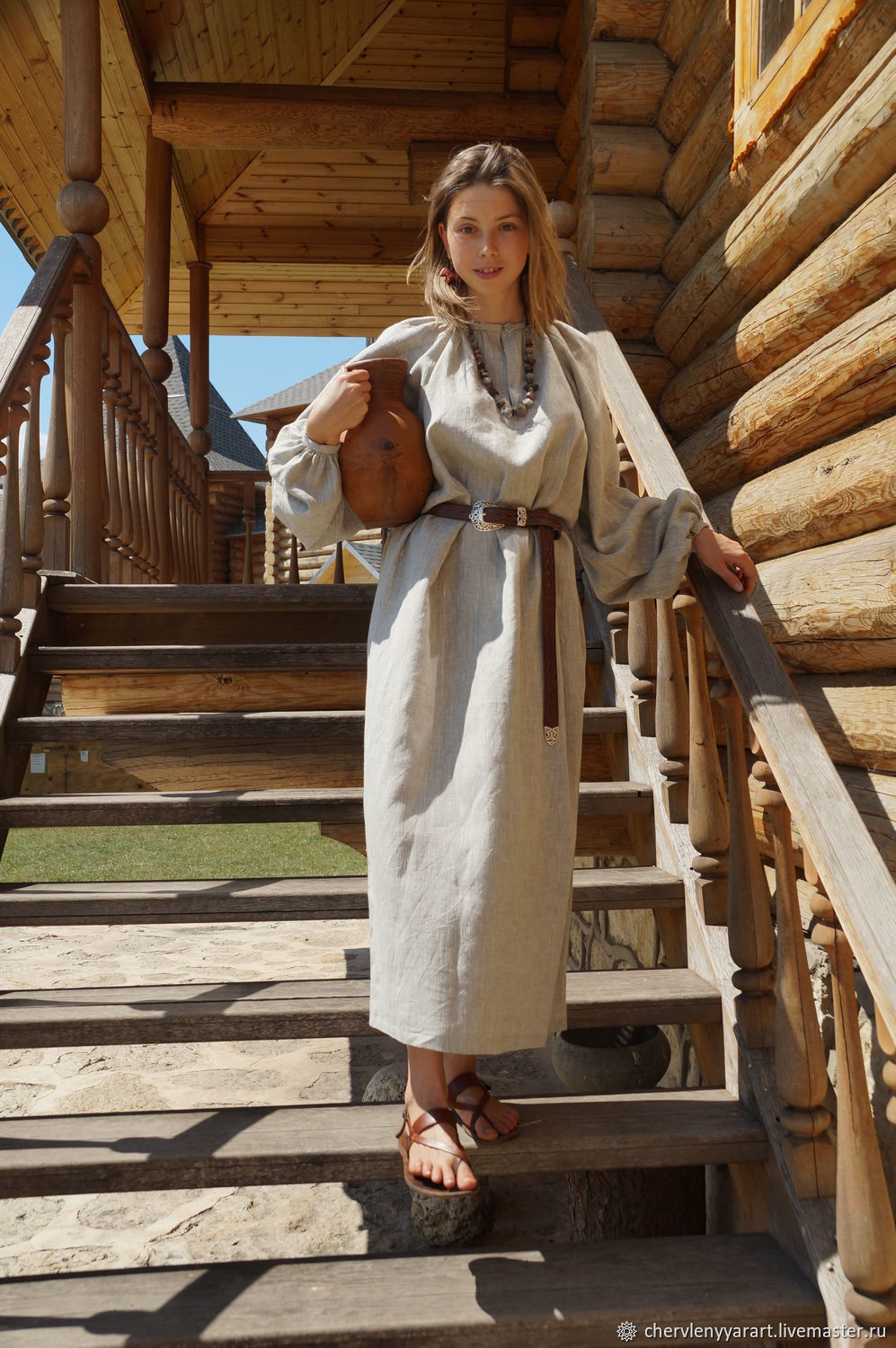 Girls in Slavic costumes in Cano