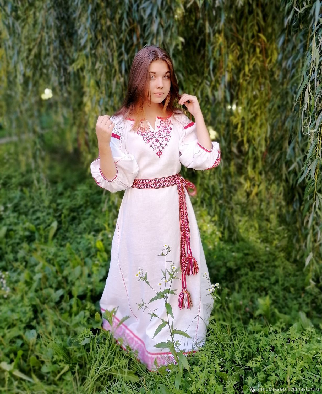 Girl Girls in Slavic costumes in Cano